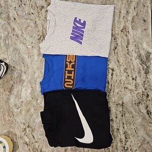 3 Nike T-shirts Youth Large